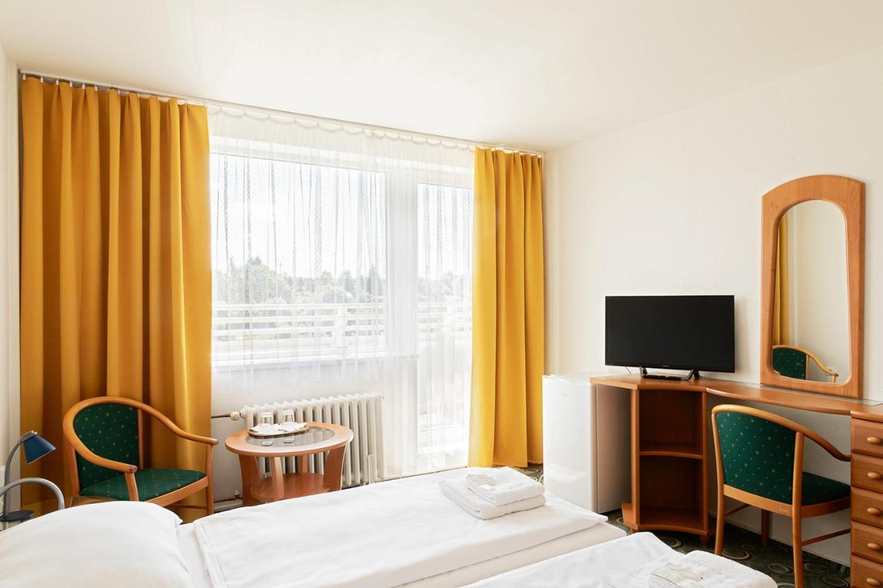 Hotel Slezan Bruntal Bagian luar foto