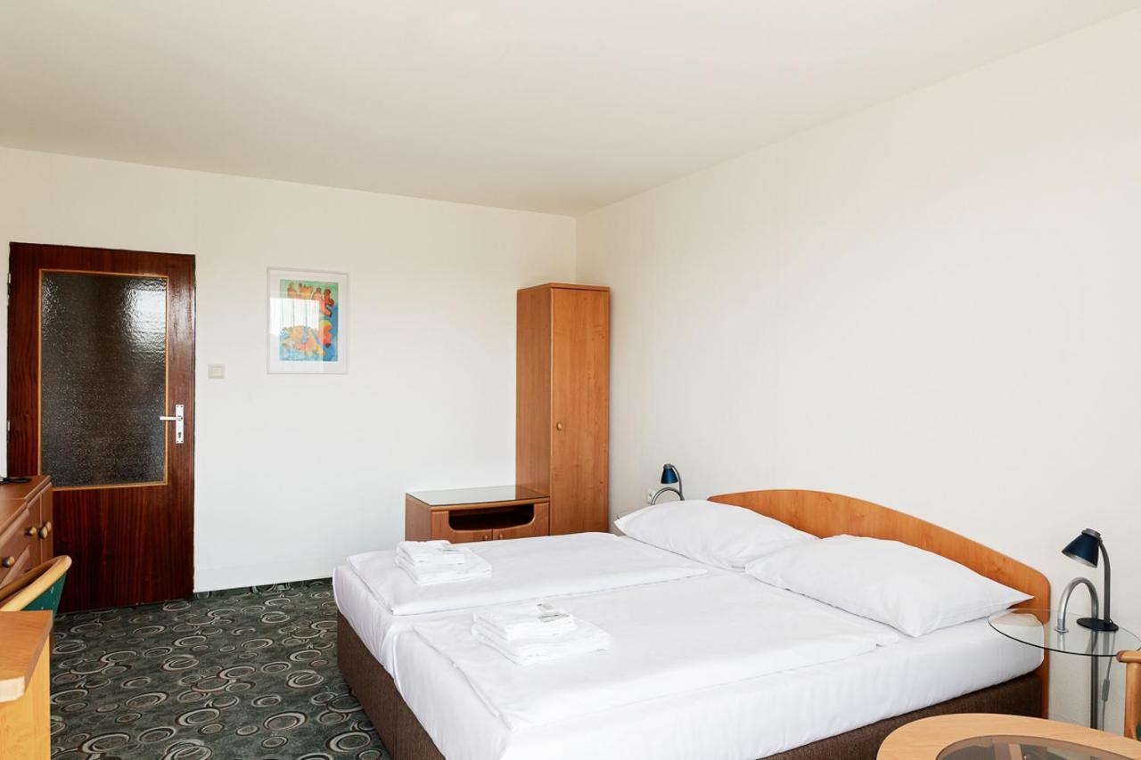 Hotel Slezan Bruntal Bagian luar foto