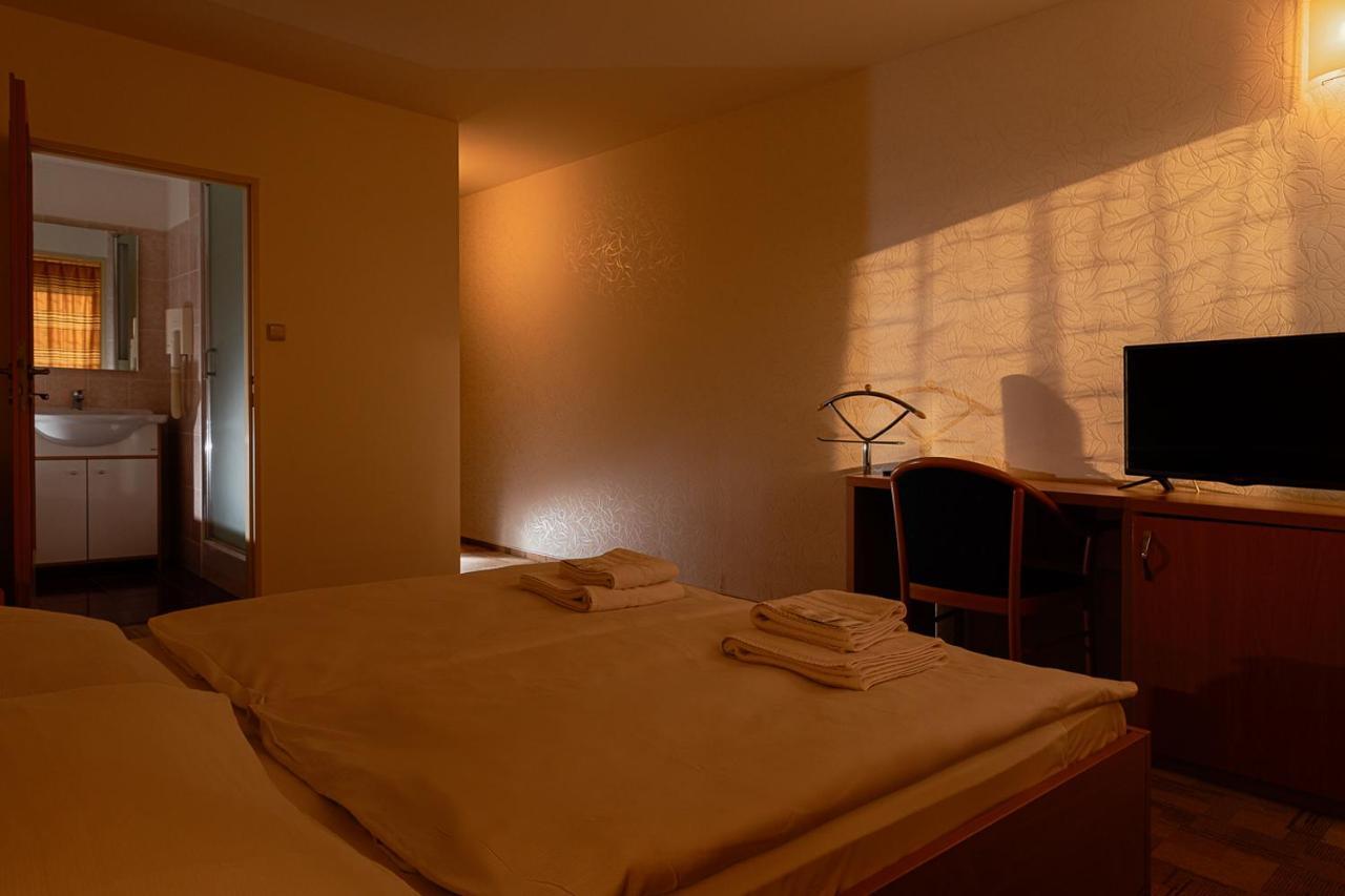 Hotel Slezan Bruntal Bagian luar foto