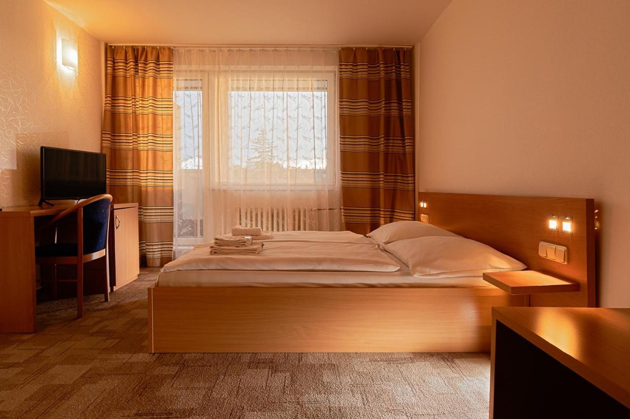 Hotel Slezan Bruntal Bagian luar foto
