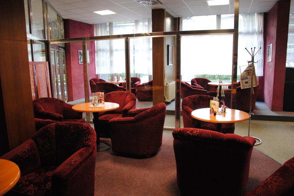 Hotel Slezan Bruntal Bagian luar foto