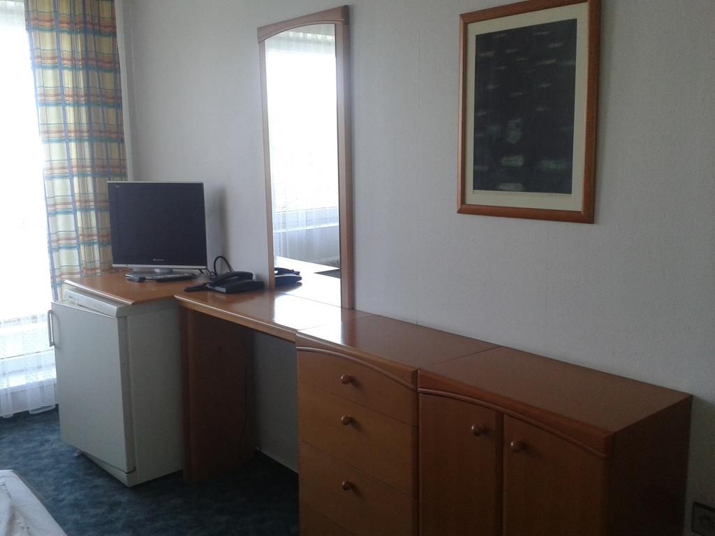 Hotel Slezan Bruntal Bagian luar foto