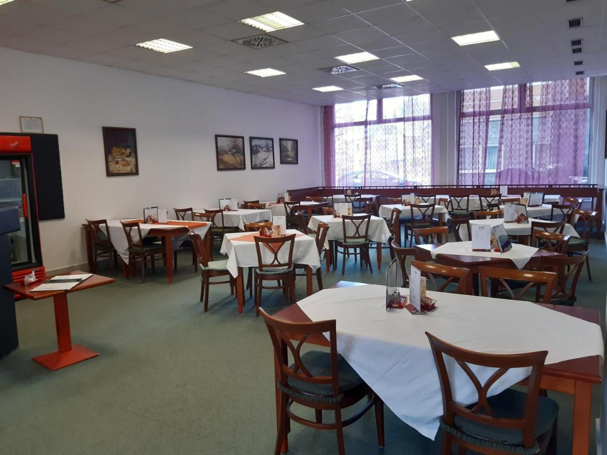 Hotel Slezan Bruntal Bagian luar foto